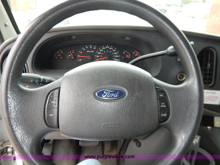 image for item J6375 2004 Ford 801 Eldorado Aerotech bus