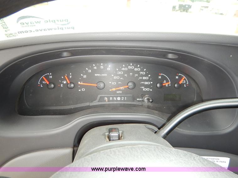 image for item J6375 2004 Ford 801 Eldorado Aerotech bus