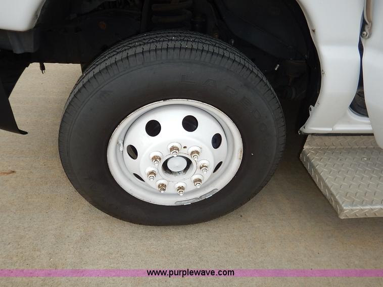 image for item J6375 2004 Ford 801 Eldorado Aerotech bus