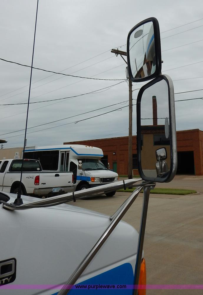 image for item J6375 2004 Ford 801 Eldorado Aerotech bus