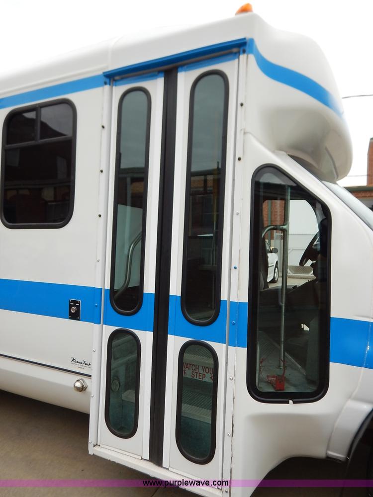 image for item J6375 2004 Ford 801 Eldorado Aerotech bus