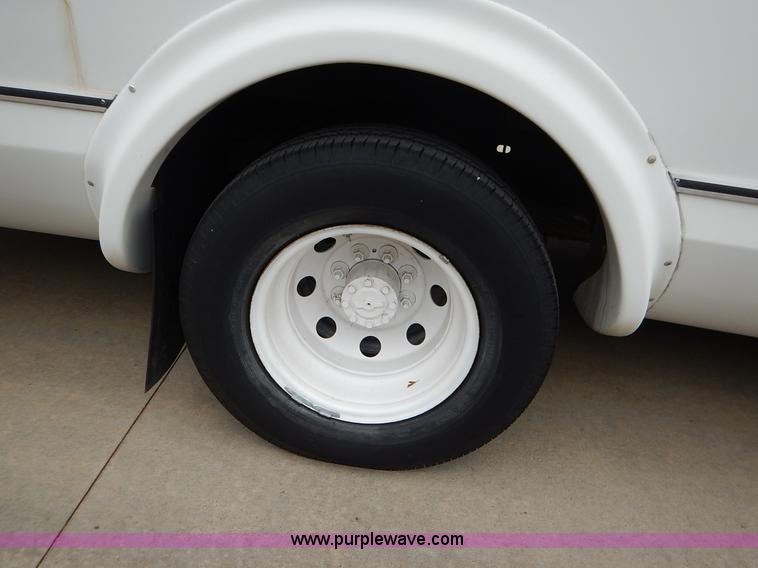 image for item J6375 2004 Ford 801 Eldorado Aerotech bus