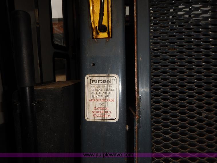 image for item J6375 2004 Ford 801 Eldorado Aerotech bus