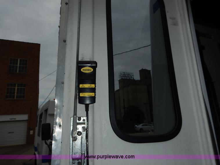 image for item J6375 2004 Ford 801 Eldorado Aerotech bus