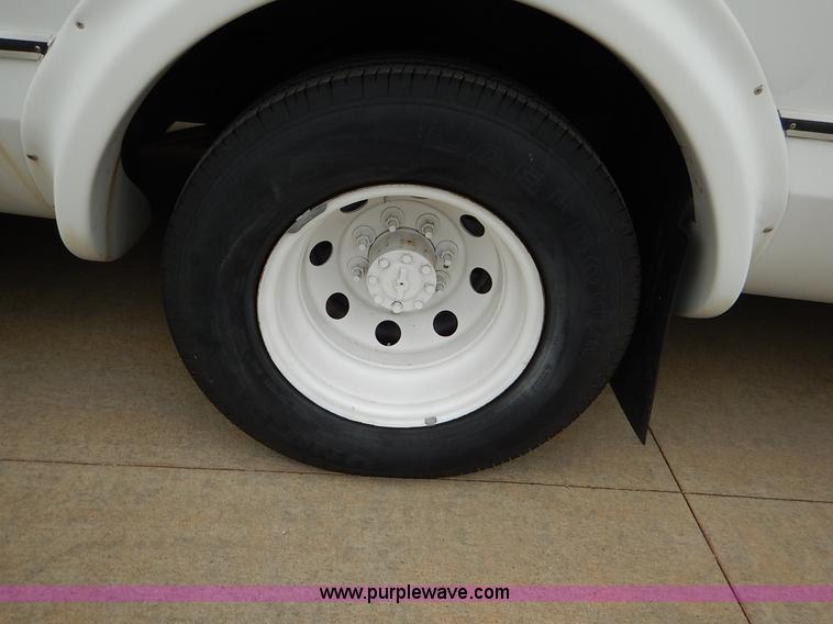 image for item J6375 2004 Ford 801 Eldorado Aerotech bus