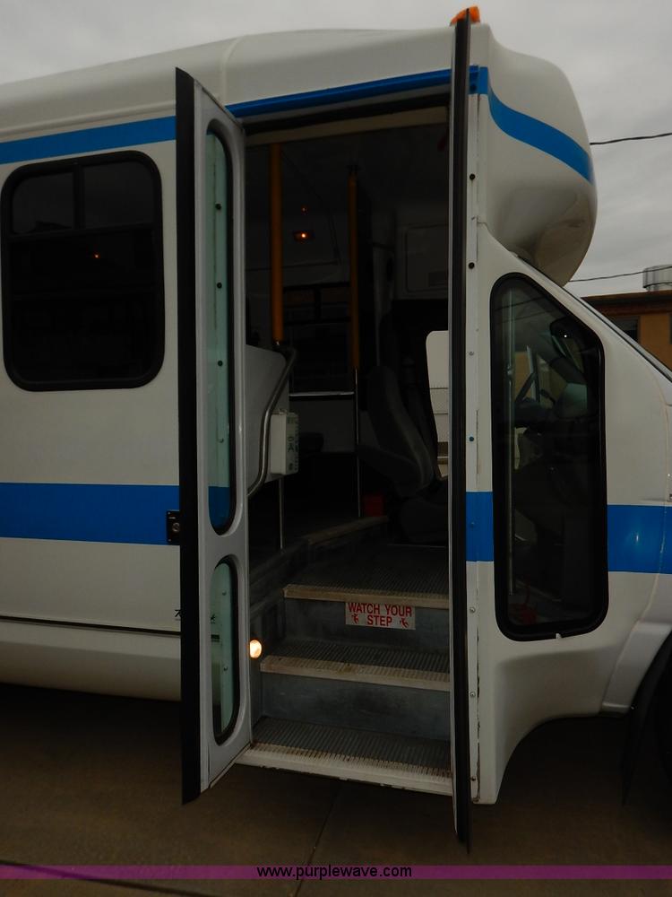 image for item J6375 2004 Ford 801 Eldorado Aerotech bus