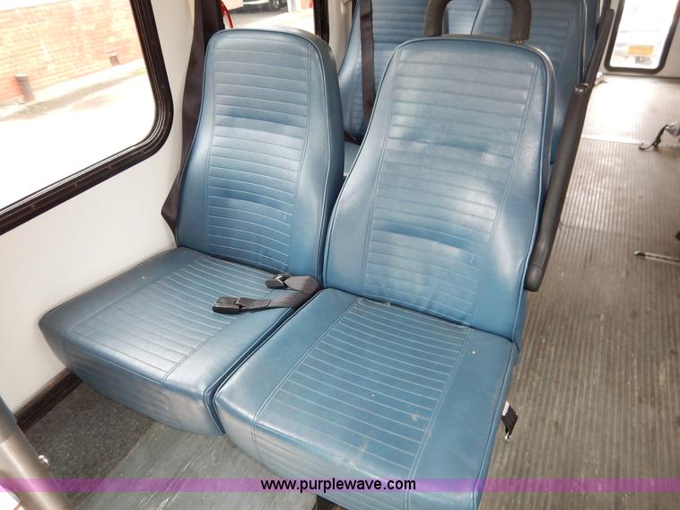 image for item J6375 2004 Ford 801 Eldorado Aerotech bus