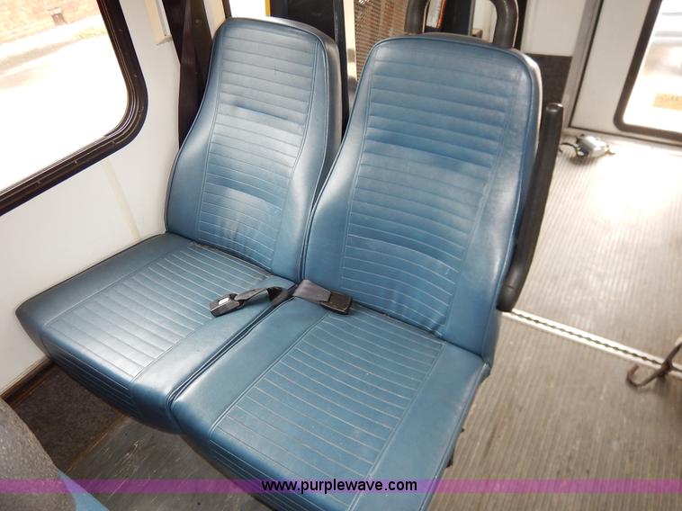 image for item J6375 2004 Ford 801 Eldorado Aerotech bus