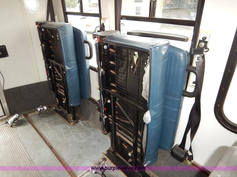 image for item J6375 2004 Ford 801 Eldorado Aerotech bus