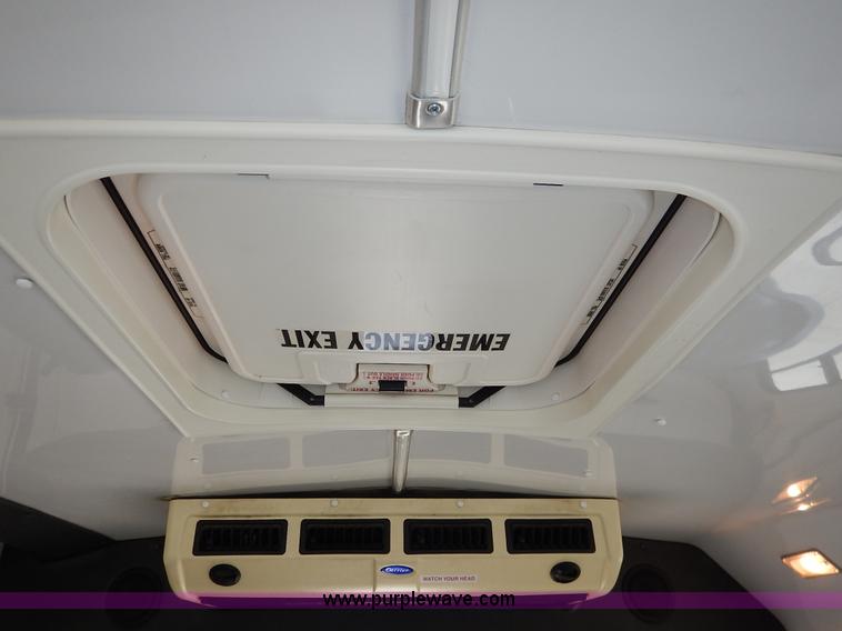 image for item J6375 2004 Ford 801 Eldorado Aerotech bus