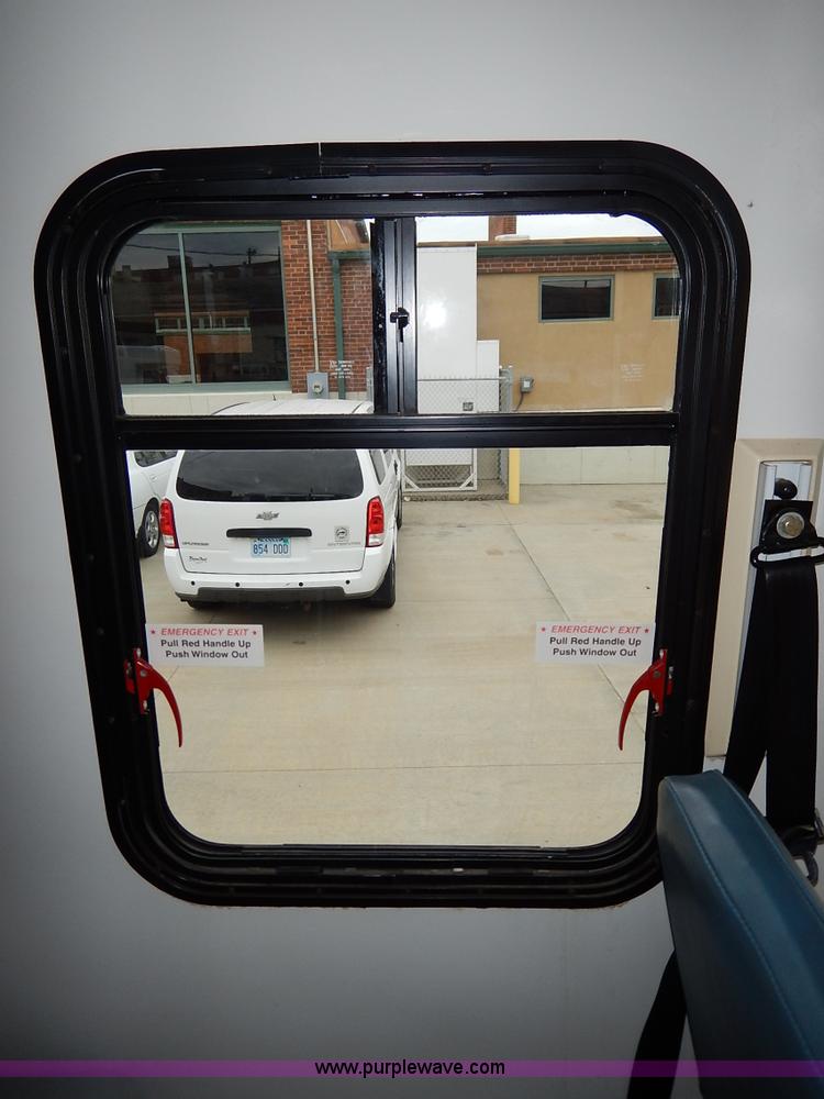 image for item J6375 2004 Ford 801 Eldorado Aerotech bus