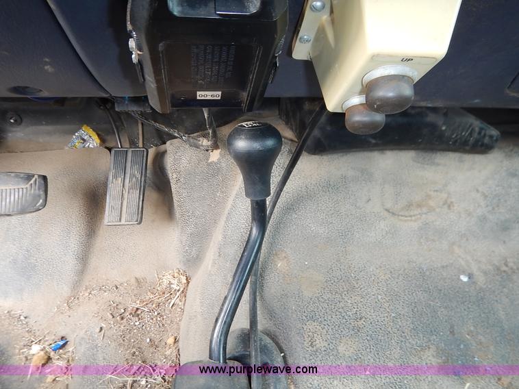 image for item J6380 2000 Ford F350 Crew Cab flatbed pickup truck