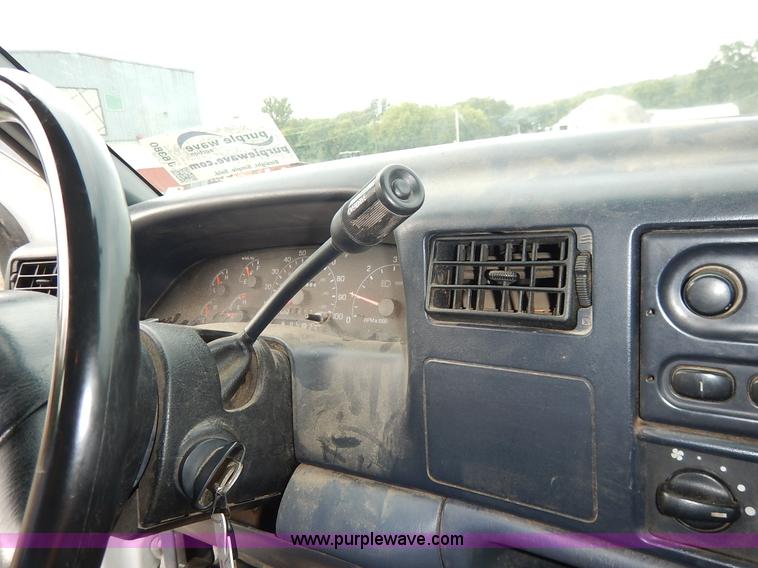 image for item J6380 2000 Ford F350 Crew Cab flatbed pickup truck