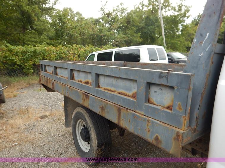 image for item J6380 2000 Ford F350 Crew Cab flatbed pickup truck