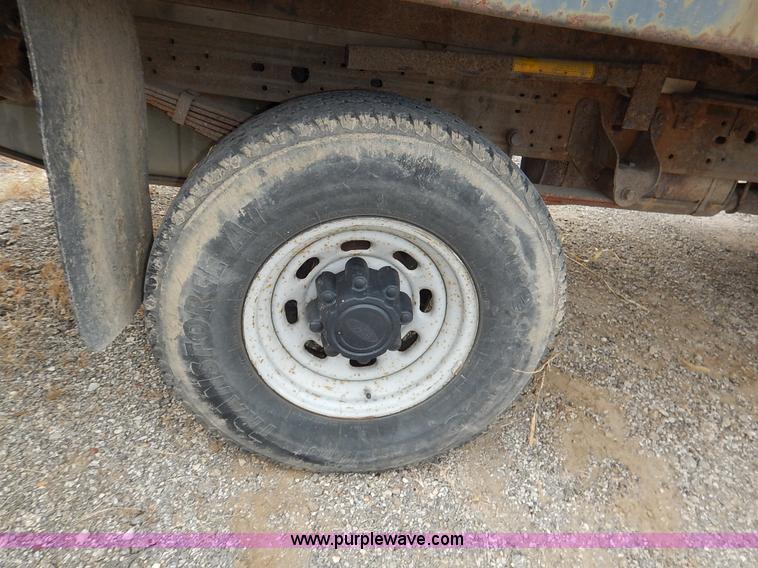 image for item J6380 2000 Ford F350 Crew Cab flatbed pickup truck