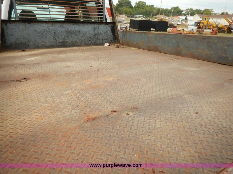 image for item J6380 2000 Ford F350 Crew Cab flatbed pickup truck