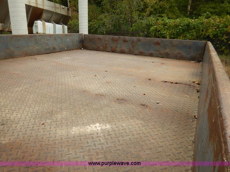 image for item J6380 2000 Ford F350 Crew Cab flatbed pickup truck