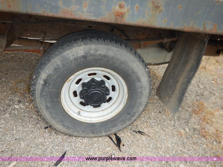 image for item J6380 2000 Ford F350 Crew Cab flatbed pickup truck