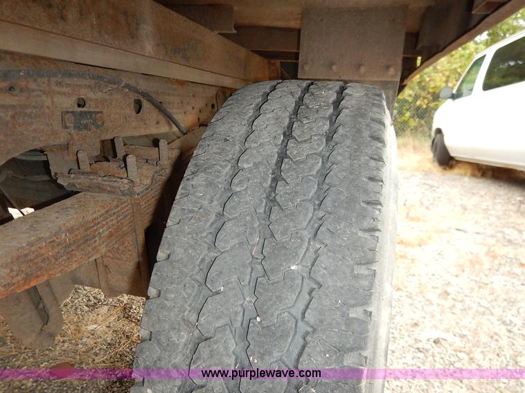 image for item J6380 2000 Ford F350 Crew Cab flatbed pickup truck