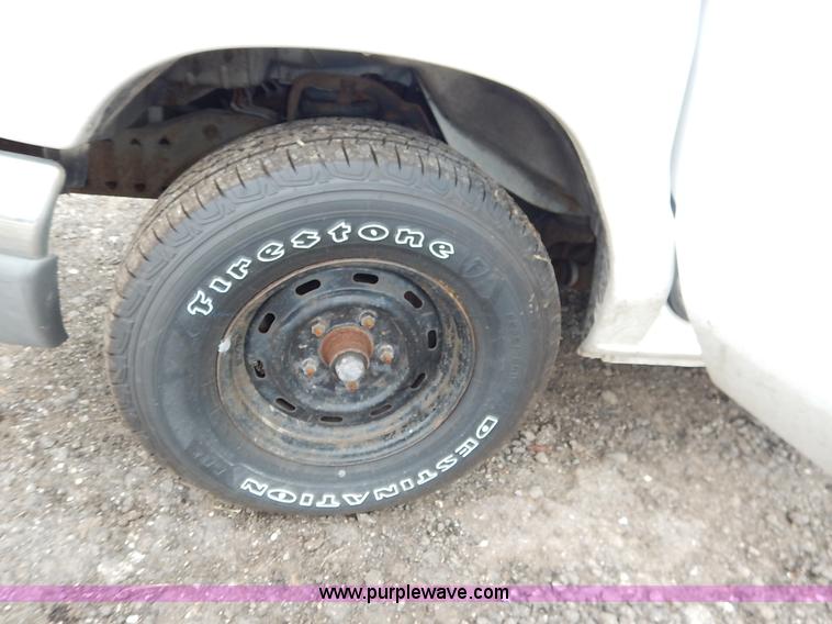 image for item J6381 1998 Ford Club Wagon van