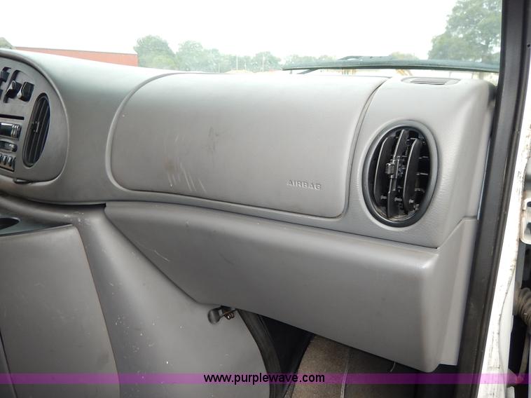 image for item J6381 1998 Ford Club Wagon van