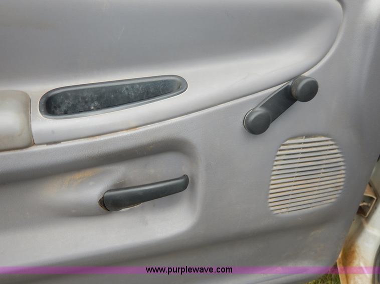 image for item J6392 2001 Dodge Ram 1500 pickup truck