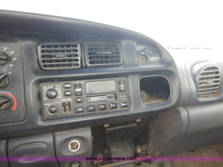 image for item J6392 2001 Dodge Ram 1500 pickup truck