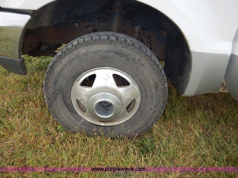 image for item J6393 1999 Ford F350 Super Duty Crew Cab pickup truck