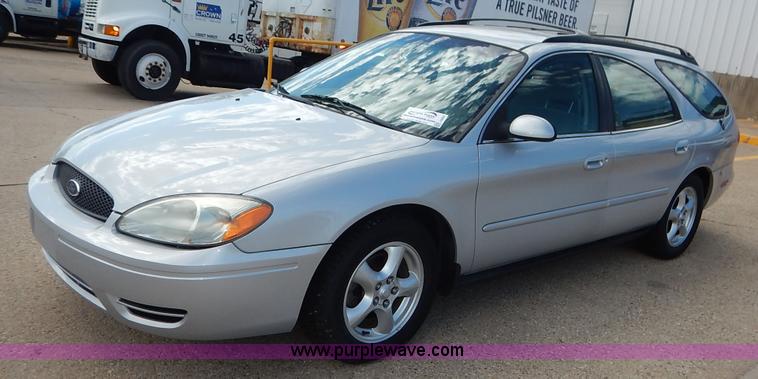 image for item J6452 2004 Ford Taurus Wagon SE