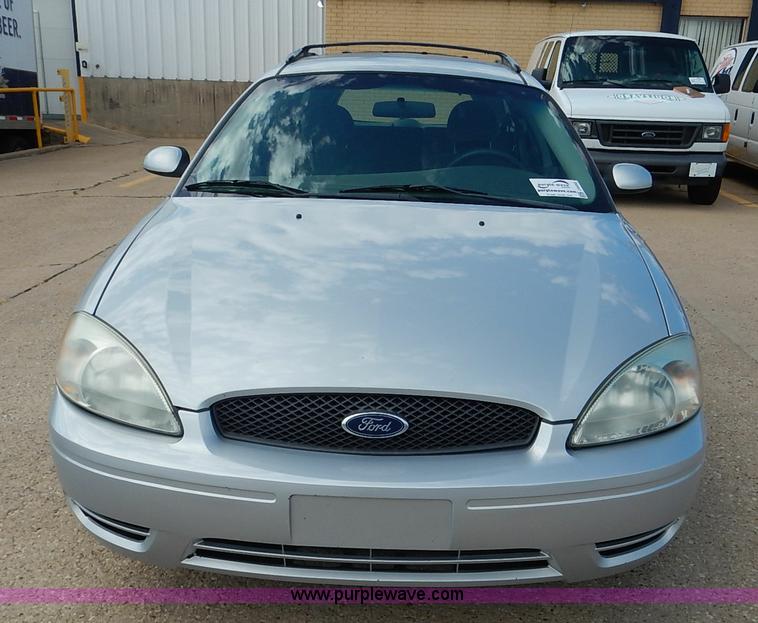 image for item J6452 2004 Ford Taurus Wagon SE
