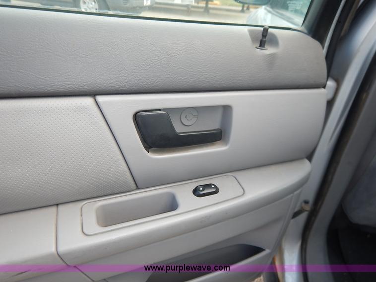 image for item J6452 2004 Ford Taurus Wagon SE