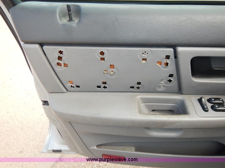 image for item J6452 2004 Ford Taurus Wagon SE