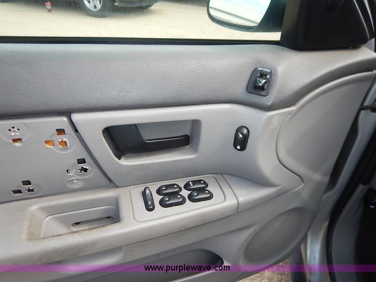 image for item J6452 2004 Ford Taurus Wagon SE