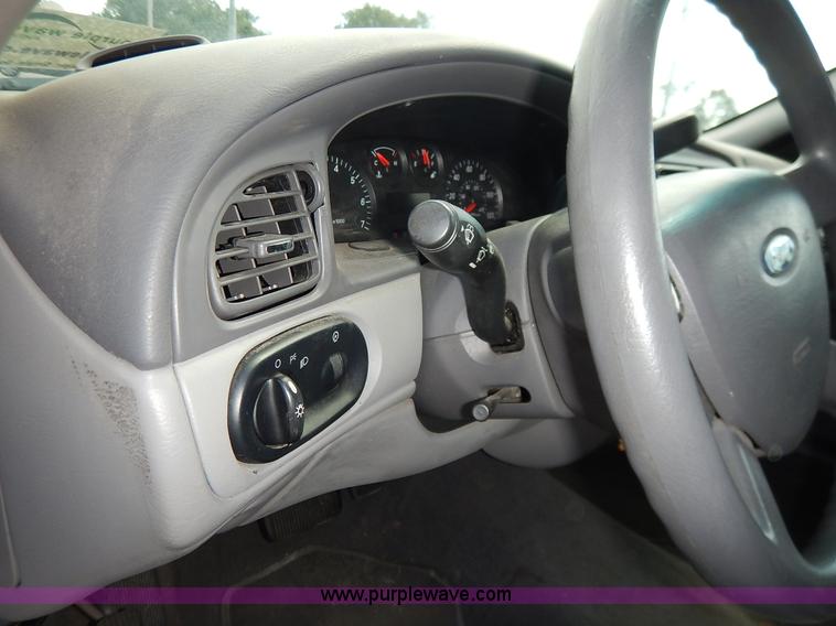 image for item J6452 2004 Ford Taurus Wagon SE