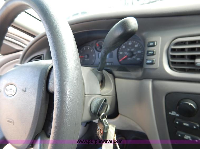 image for item J6452 2004 Ford Taurus Wagon SE