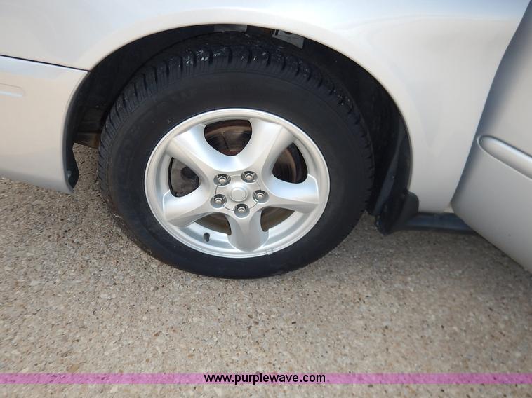 image for item J6452 2004 Ford Taurus Wagon SE