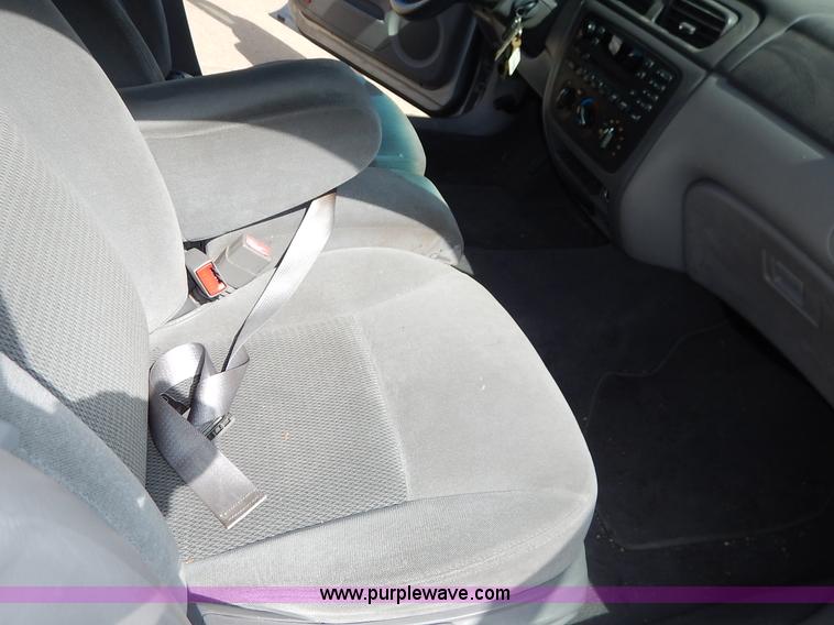 image for item J6452 2004 Ford Taurus Wagon SE