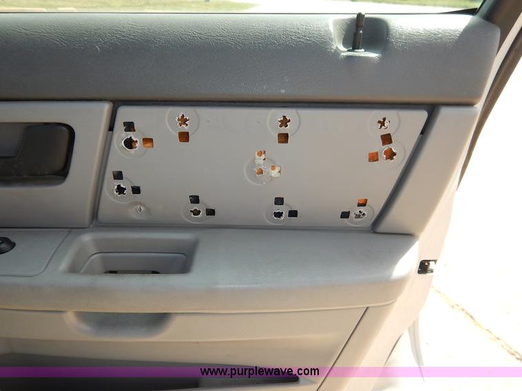 image for item J6452 2004 Ford Taurus Wagon SE