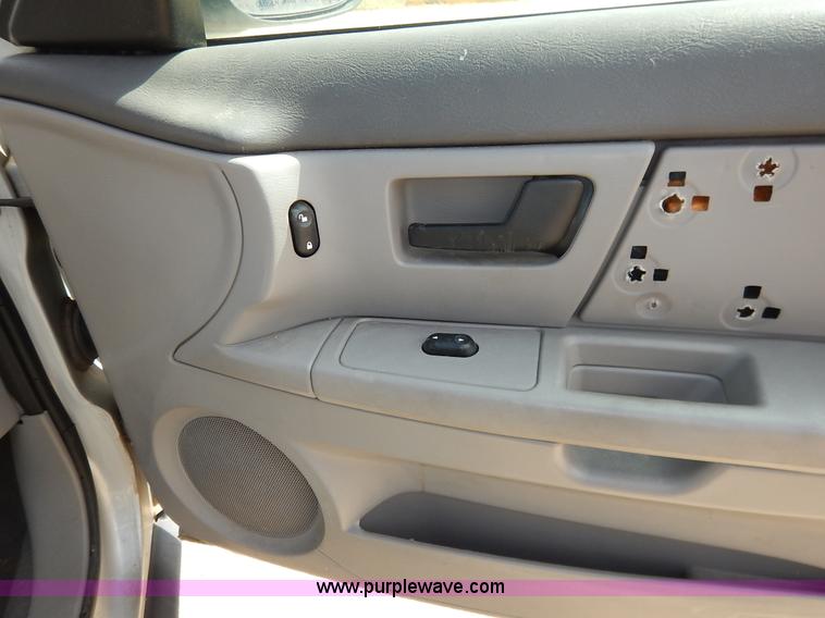 image for item J6452 2004 Ford Taurus Wagon SE