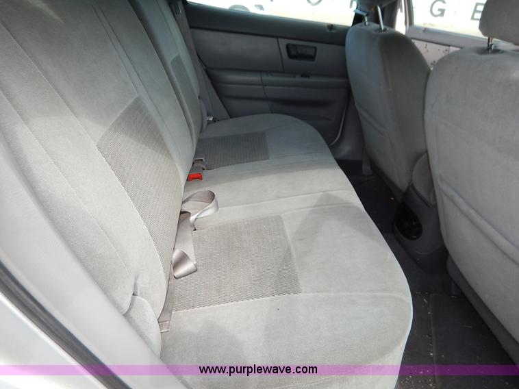 image for item J6452 2004 Ford Taurus Wagon SE