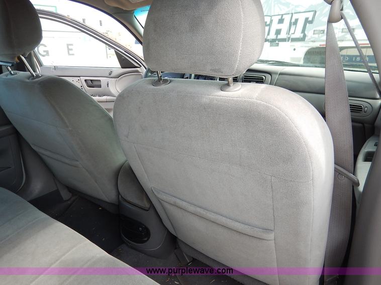 image for item J6452 2004 Ford Taurus Wagon SE