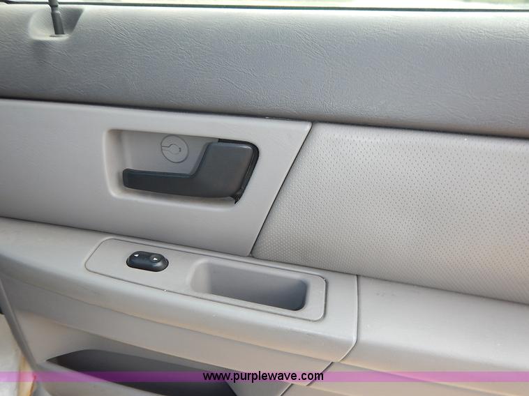 image for item J6452 2004 Ford Taurus Wagon SE