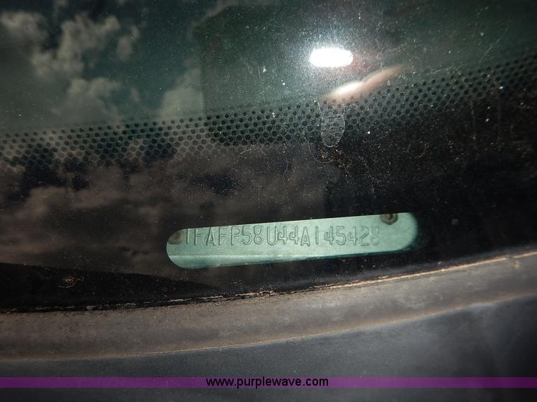 image for item J6452 2004 Ford Taurus Wagon SE