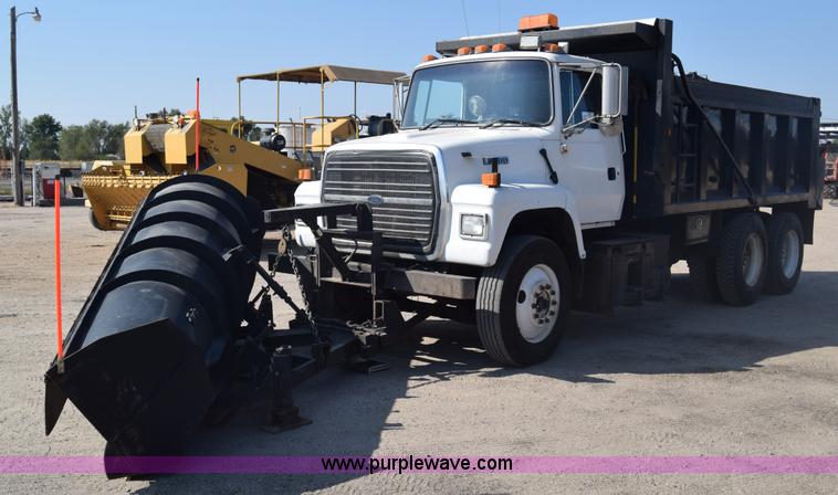image for item J7235 1995 Ford L9000 dump truck