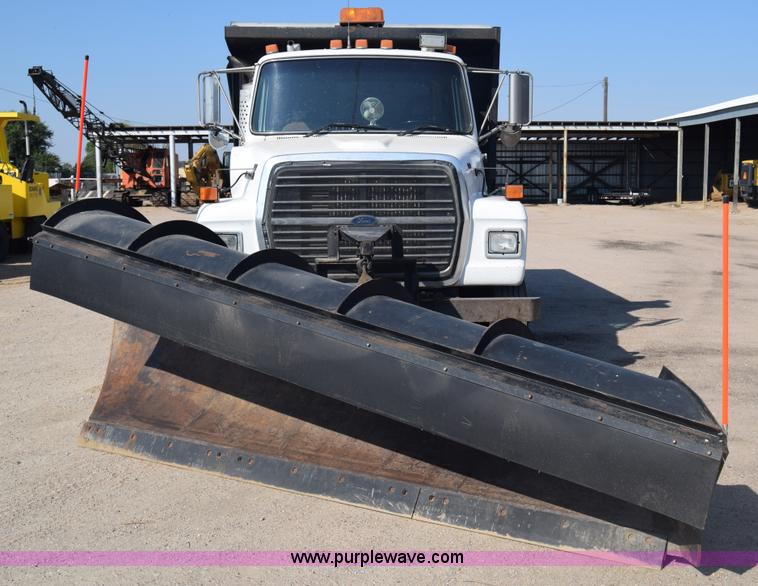 image for item J7235 1995 Ford L9000 dump truck