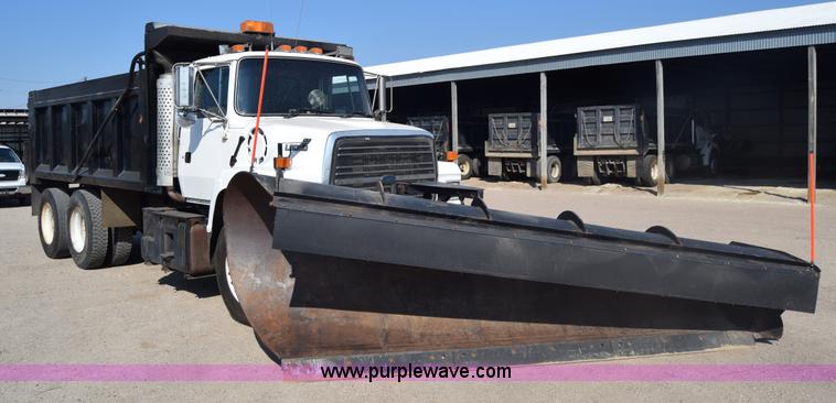 image for item J7235 1995 Ford L9000 dump truck
