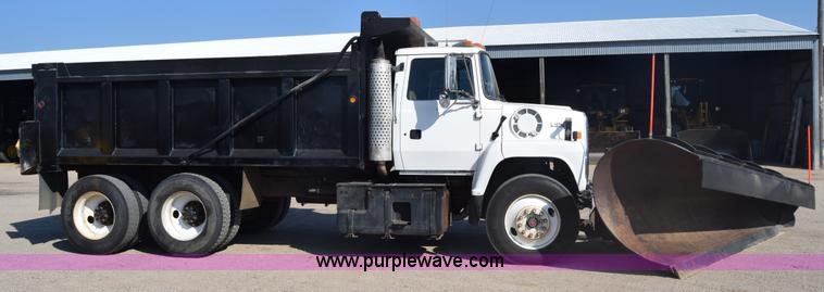 image for item J7235 1995 Ford L9000 dump truck