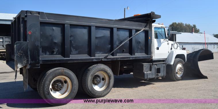image for item J7235 1995 Ford L9000 dump truck