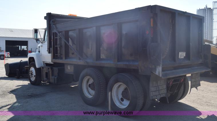 image for item J7235 1995 Ford L9000 dump truck
