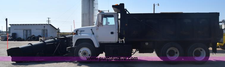 image for item J7235 1995 Ford L9000 dump truck